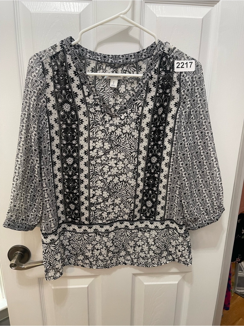 Old Navy Black & White Floral Border V-Neck Blouse